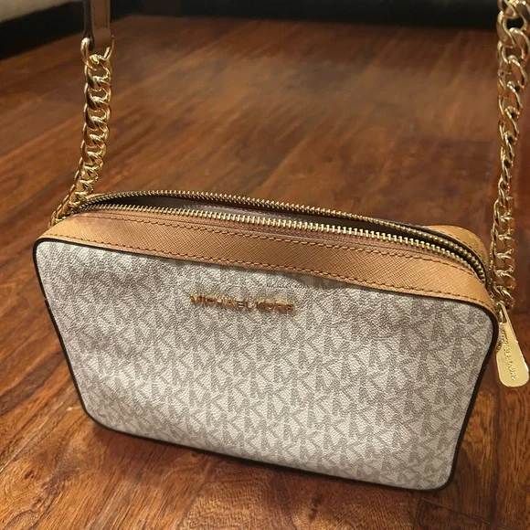 Michael Kors Beige and white Crossbody or shoulder bag purse with gold chain - Picture 4 of 7